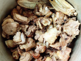 12、啤酒鸭,放入鸭肉