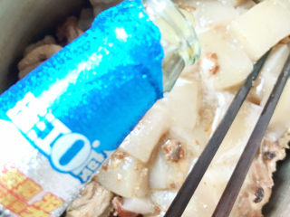 14、啤酒鸭,倒入一支啤酒