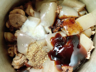 15、啤酒鸭,加入花椒粉、老抽、蚝油、盐