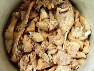 17、啤酒鸭,中火煮至汤汁基本收干,放入白糖拌匀