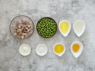 1、翡翠虾仁,准备好所需食材