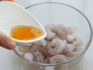 2、翡翠虾仁,虾仁挑去虾线洗净，沥干水分放入容器中，调入料酒