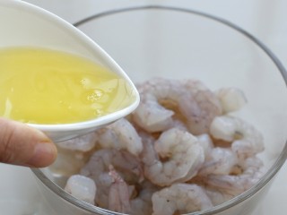 3、翡翠虾仁,放入鸡蛋清