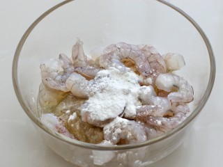 4、翡翠虾仁,再放入玉米淀粉和少许盐