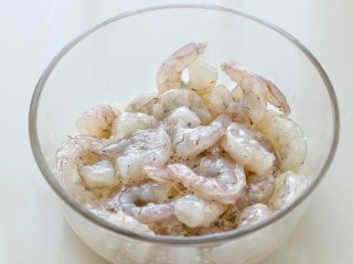 5、翡翠虾仁,抓拌均匀腌制15分钟