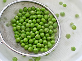 6、翡翠虾仁,锅中烧开水，放入豌豆焯烫一、两分钟捞出沥水备用