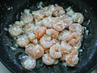 7、翡翠虾仁,另起锅倒入食用油烧至六七成热，放入腌制好的虾仁炒至变色状态