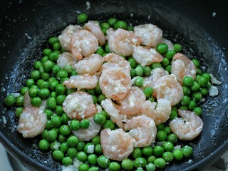 8、翡翠虾仁,接着放入豌豆翻炒均匀