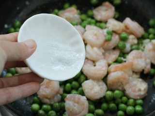 9、翡翠虾仁,再调入盐、淋入水淀粉