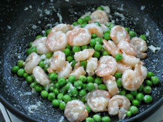 10、翡翠虾仁,快速翻炒均匀盛出即可