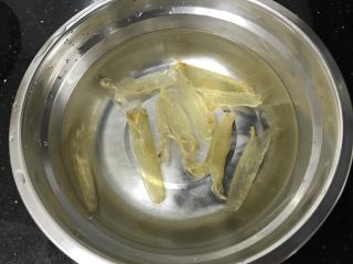 1、花胶乌鸡汤～滋补又养颜,花胶提前一晚泡发