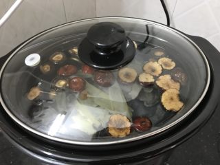 10、花胶乌鸡汤～滋补又养颜,大火烧开转小火慢炖2小时