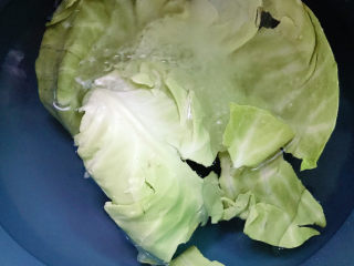1、卷心菜炒粉丝,包菜洗干净