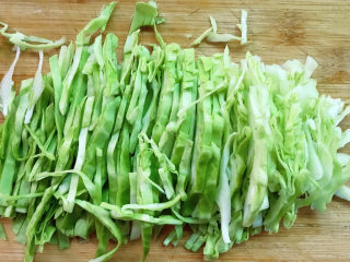 2、卷心菜炒粉丝,切成丝