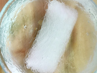 3、卷心菜炒粉丝,粉丝放入碗中加入清水浸泡