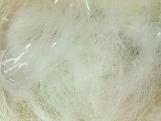 4、卷心菜炒粉丝,泡软后放入开水锅中煮2分钟