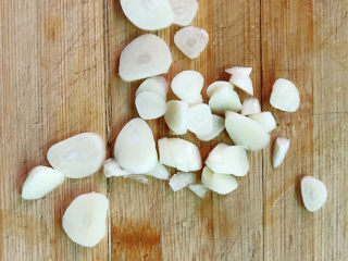 6、卷心菜炒粉丝,大蒜切片