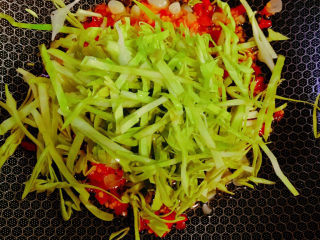 13、卷心菜炒粉丝,放入包菜丝