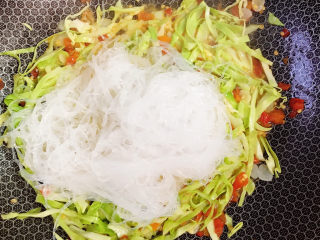 15、卷心菜炒粉丝,放入粉丝