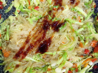 16、卷心菜炒粉丝,加入酱油、蚝油拌匀，出锅前放入陈醋