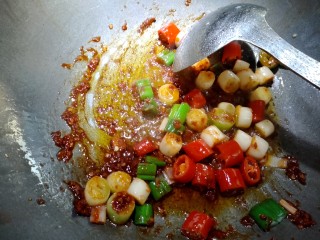 8、宫保鸡丁,再放入适量红油豆瓣酱，炒出红油。