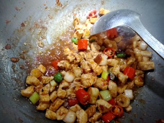 9、宫保鸡丁,放入鸡丁，适量盐，鸡精，白胡椒粉，料酒，老抽。大火炒入味。