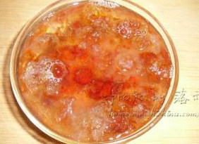 1、雪莲子桃花泪 ,将桃胶、雪莲子加水泡发12个小时以上、银耳泡上几个小时,泡发后的桃胶会增大很多倍