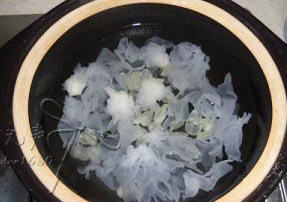 2、雪莲子桃花泪 ,将银耳和雪莲子先放入砂锅，加入足量的水烧开后改小火炖1小时