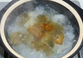 3、雪莲子桃花泪 ,加入桃胶再炖半小时（因为桃胶炖得过长会化到水中）