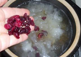4、雪莲子桃花泪 ,汤变得很粘绸了，加入蔓越莓