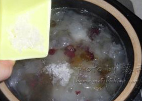 5、雪莲子桃花泪 ,加入冰糖,等冰糖全部融化即可