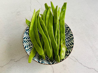 1、爆炒豆角,准备好豆角