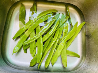 2、爆炒豆角,豆角清洗干净
