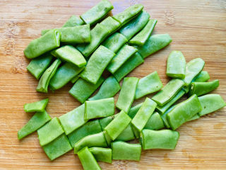 3、爆炒豆角,摘掉豆角筋再切小段