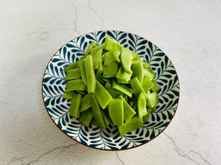 4、爆炒豆角,装盘食用