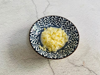 5、爆炒豆角,大蒜去皮切末