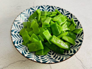 9、爆炒豆角,捞起过凉水后沥干水分装盘备用