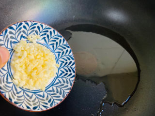 10、爆炒豆角,起油锅倒入蒜末