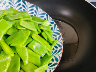 12、爆炒豆角,倒入豆角