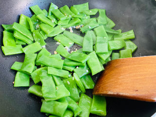 13、爆炒豆角,翻炒片刻