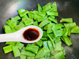 14、爆炒豆角,烹入一勺蚝油
