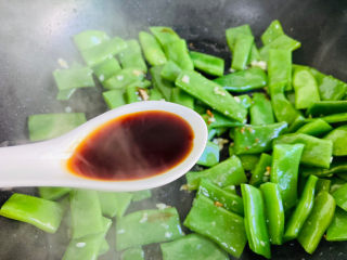 15、爆炒豆角,烹入一勺生抽