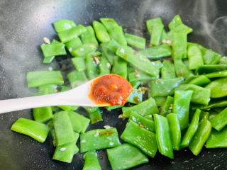 16、爆炒豆角,1茶匙小龙虾酱翻炒均匀