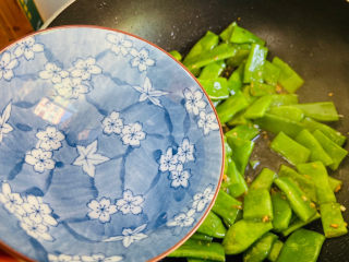 17、爆炒豆角,淋入少许热水翻炒片刻