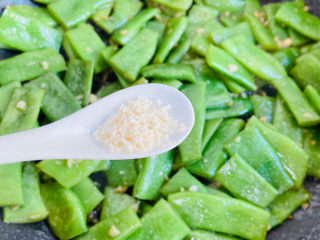 18、爆炒豆角,鸡精调味