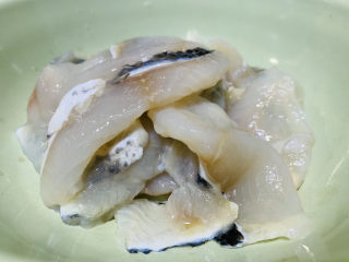 2、番茄黑鱼片,倒入碗里备用；