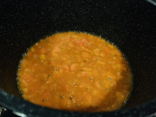 6、番茄黑鱼片,继续炒番茄汁；