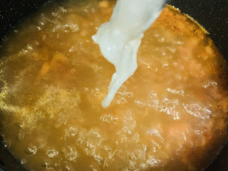 9、番茄黑鱼片,夹入鱼片；