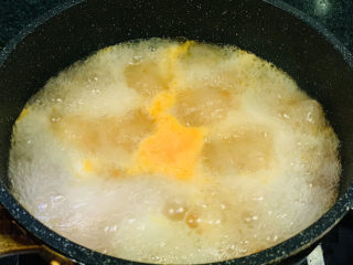 12、番茄黑鱼片,打开锅盖；