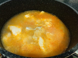 10、番茄黑鱼片,鱼片全部夹入；